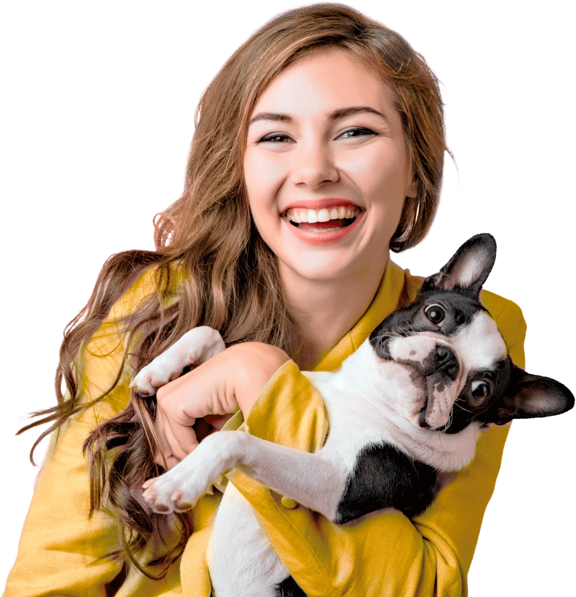 Femme portant un chien dans ses bras